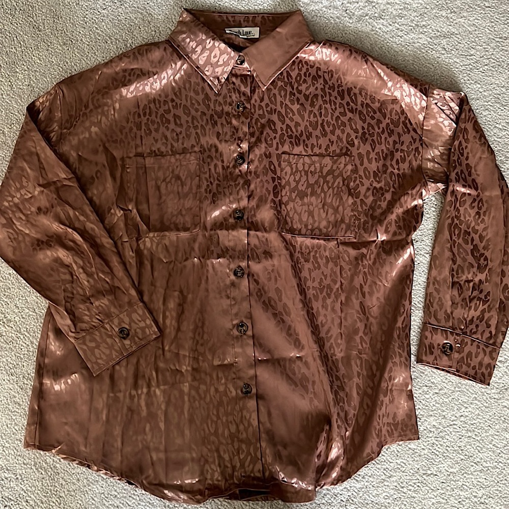 Amazing Lace Women’s oversized button up rose gold cheetah top. Size M